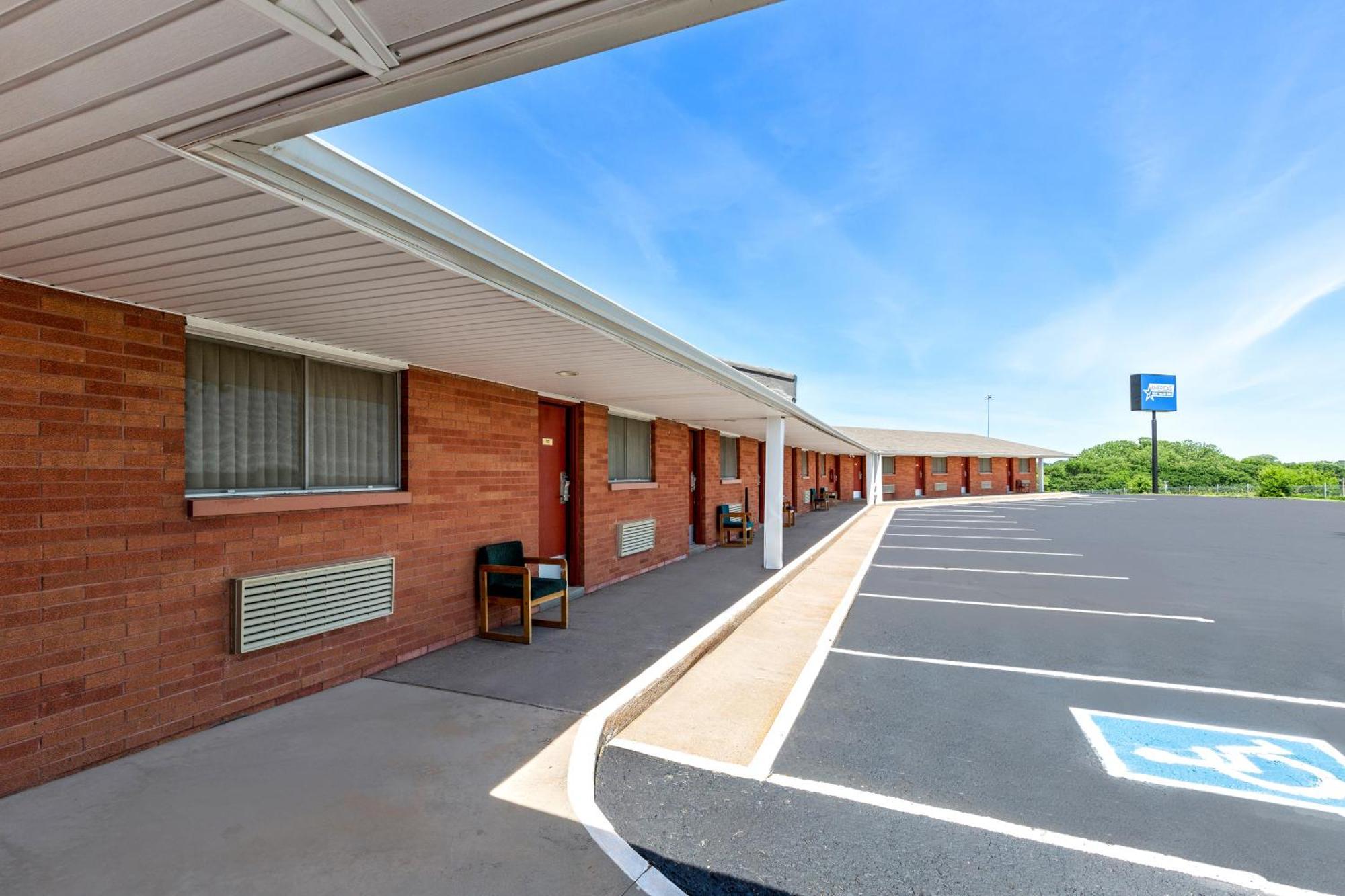 Americas Best Value Inn Belleville Exterior photo